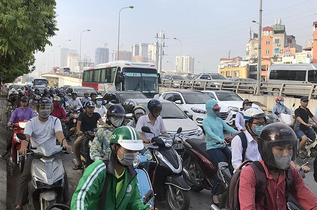 Gần 8h sáng nay, ùn tắc trên các tuyến đường ở Hà Nội càng lúc càng nghiêm trọng.