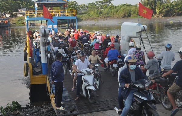Cảnh chen lấn khi bờ là chuyện như cơm bữa nơi bến đò này.