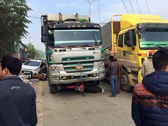 Vụ tai nạn đã khiến cho hàng loạt ô tô, xe máy bị hư hỏng (Ảnh: otofun).