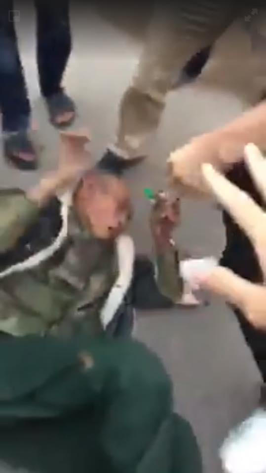 Cựu binh Hoàng Tiến Vin đã bị nhóm thanh niên hành hung dã man vào chiều 28 Tết - Ảnh cắt từ clip.