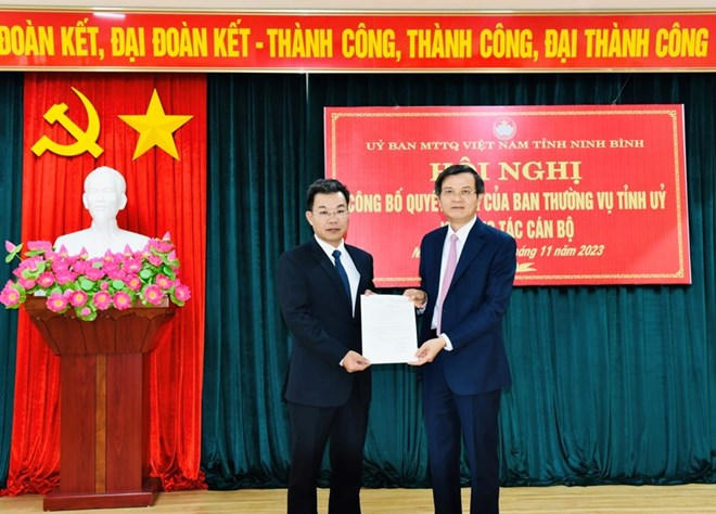 Ông Đoàn Minh Huấn (bên phải) - Bí thư Tỉnh uỷ Ninh Bình đã trao quyết định điều động ông Nguyễn Hoàng Hà giữ chức Chủ tịch Ủy ban Mặt trận Tổ quốc Việt Nam tỉnh Ninh Bình nhiệm kỳ 2019-2024.