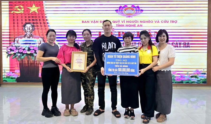 Đoàn thiện nguyện Quảng Ninh ủng hộ 900 triệu đồng đến vùng lũ Nghệ An.