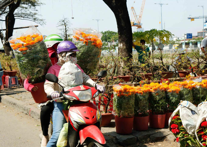 Người dân mang hoa về nhà.