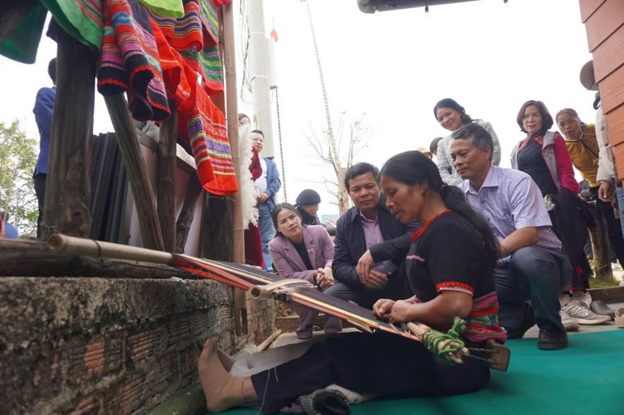 Đồng bào Xơ Đăng ở Tu Thó vui mừng trước những đổi thay