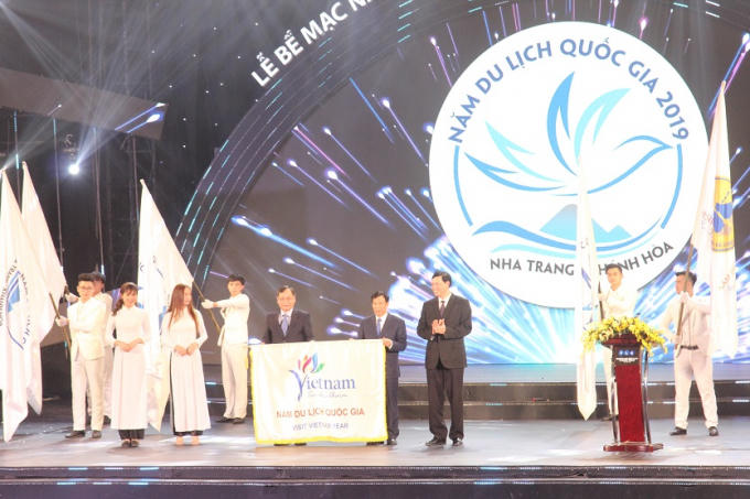 Chủ tịch UBND tỉnh Quảng Ninh trao cờ đăng cai Năm Du lịch 2019 cho lãnh đạo UBND tỉnh Khánh Hòa.