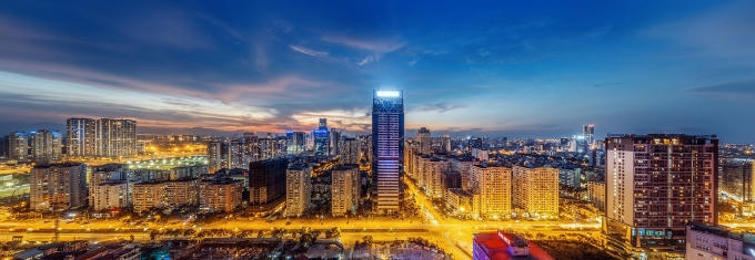 "Những toà nhà cao tầng tại phía tây thành phố" của Nguyễn Thái Thạch.