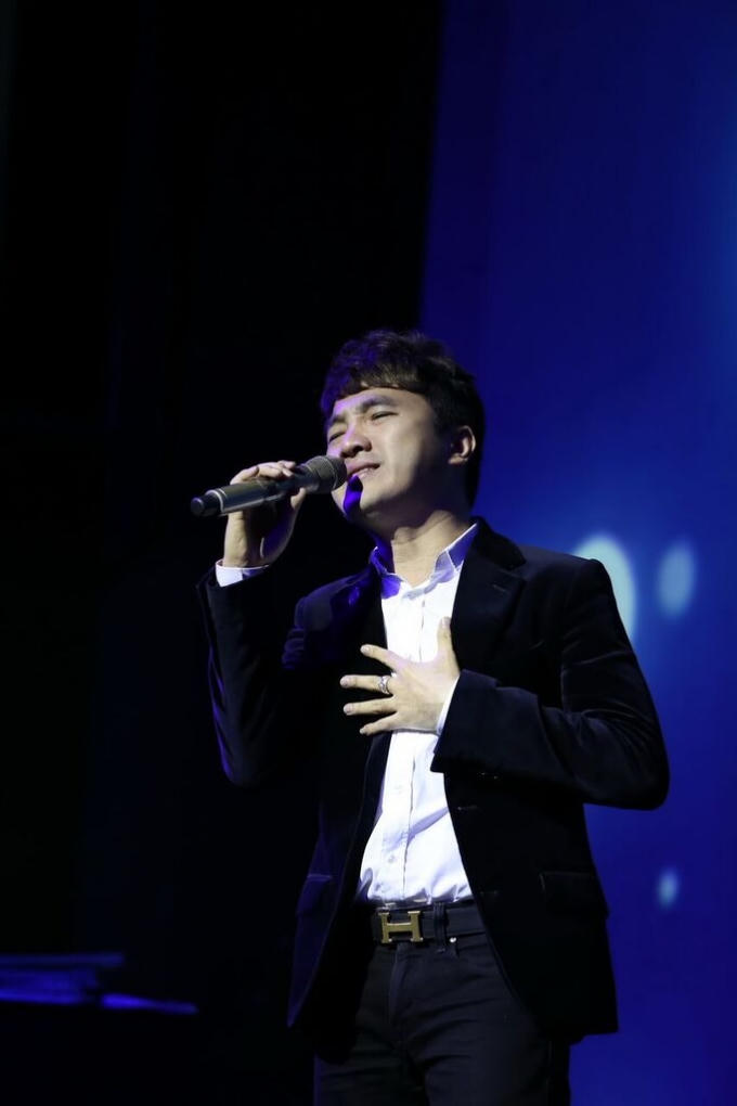 Ca sĩ Dương Ngọc Thái thể hiện ca khúc "Đừng nhắc chuyện lòng"