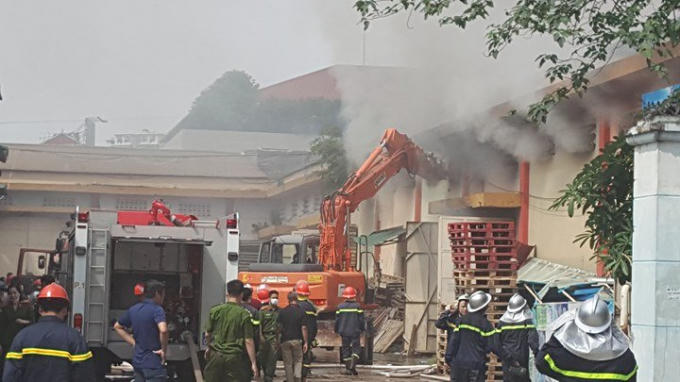 Hiện trường vụ ch&aacute;y lớn tại cảng H&agrave; Nội