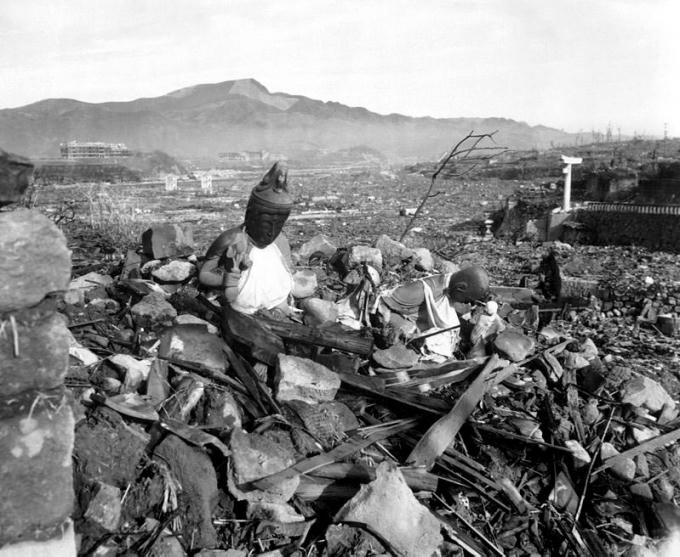 Nagasaki sau vụ nổ như một nghĩa địa khổng lồ không bia mộ.