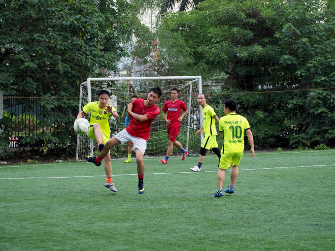 Một pha phản công của đội bóng Thời báo Ngân hàng trước khung thành của Pháp luật Việt Nam.