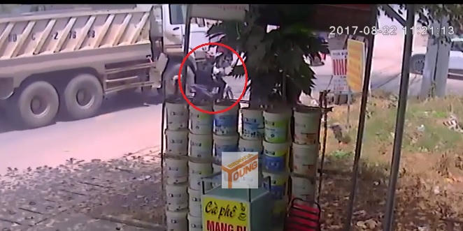 Nam sinh cố vượt xe tải đang chuẩn bị rẽ.