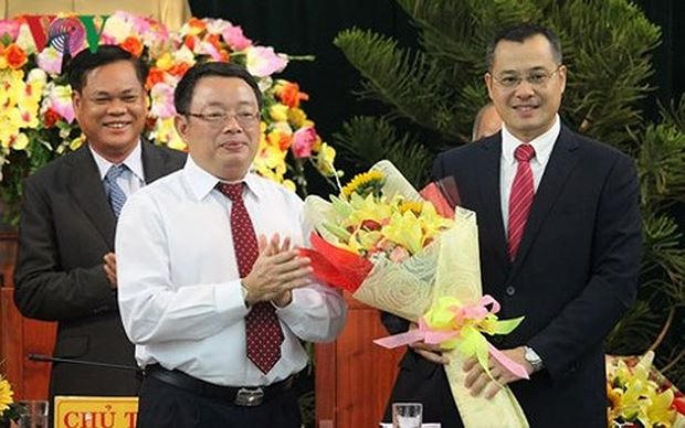 Ông Phạm Đại Dương (bên phải) nhận Quyết định.