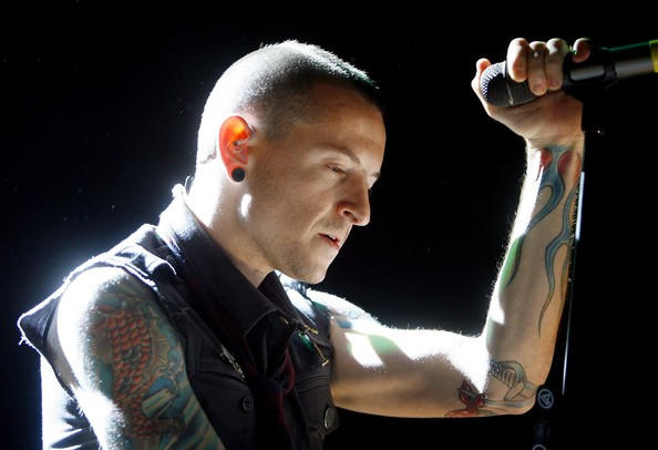 Nam ca sĩ hát chính của nhóm nhạc rock huyền thoại đến từ nước Mỹ Linkin Park - Chester Bennington.