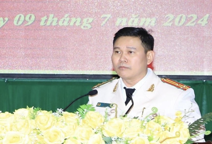 Thượng tá Lê Mạnh Hùng phát biểu nhận nhiệm vụ.