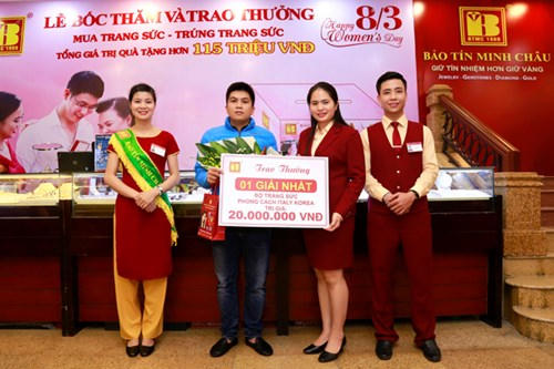 Bà Nguyễn Thị Thu Hiên - Phó Giám đốc Công ty Vàng Bạc Đá quý Bảo Tín Minh Châu đại diện Công ty trao thưởng cho các khách hàng may mắn được giải đặc biệt.