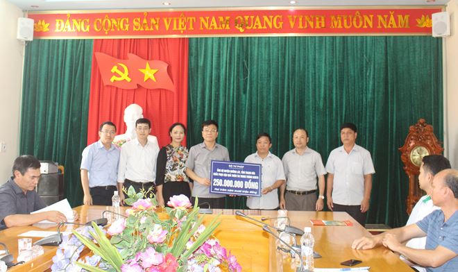Bộ trưởng Lê Thành Long trao 250 triệu đồng hỗ trợ cho nhân dân vùng lũ huyện Mường Lát.