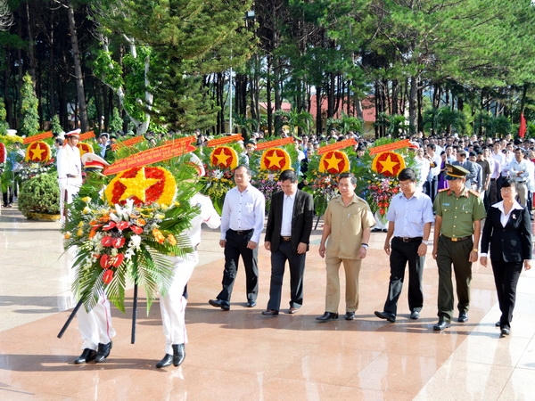 Đoàn đại biểu Ban Chỉ đạo Tây Nguyên và các cơ quan Trung ương dâng hoa viếng các anh hùng liệt sỹ.