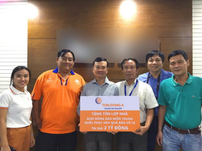 Những Mạnh Thường Quân đầu tiên, Công ty CP Tôn Đông Á cam kết sẽ chuyển các phần hỗ trợ đến tận tay người dân miền Trung.