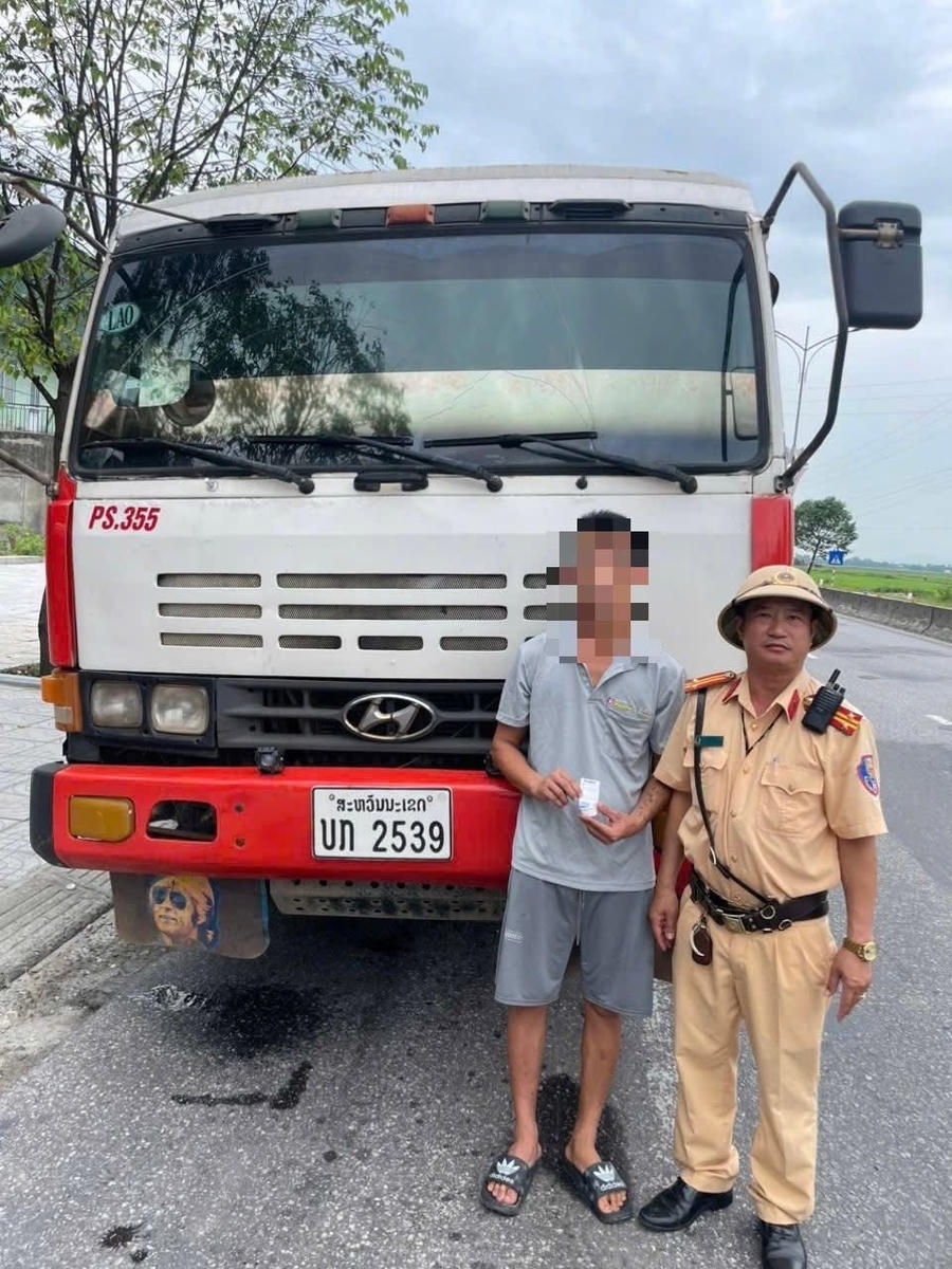 Một tài xế lái xe đường dài dương tính với ma túy tổng hợp - Ảnh Công an Hà Tĩnh.