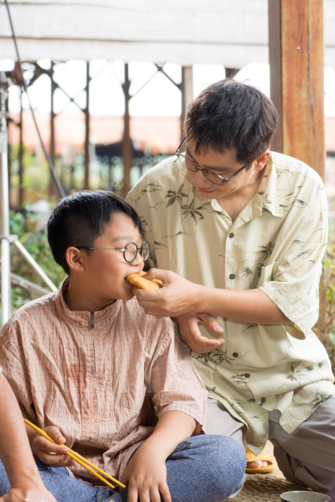 Hoàng Bách vất vả thuyết phục vợ đóng MV cùng con trai Tê Giác