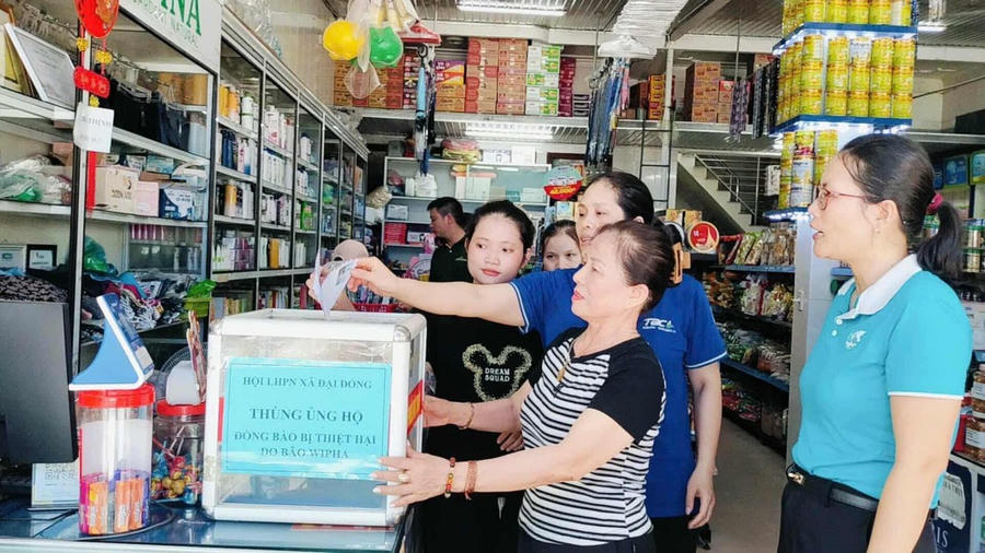 Hội LHPN xã Đại Đồng chung tay ủng hộ đồng bào vùng lũ.