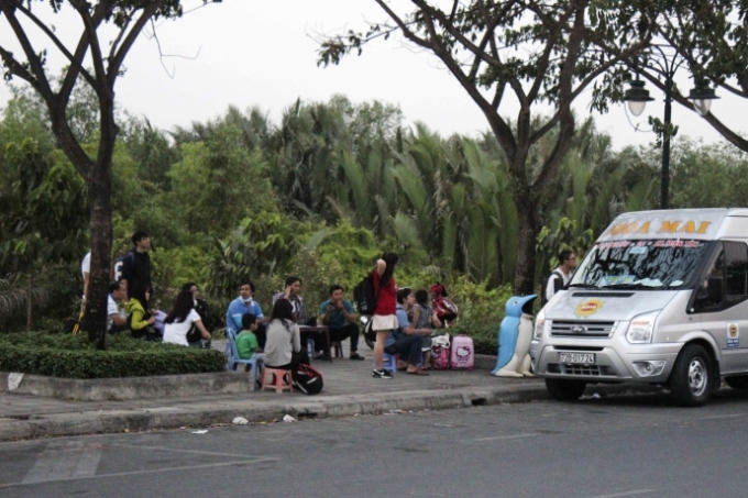 Nhà xe Hoa Mai lập điểm điều xe, đón trả khách ngay trên đại lộ Mai Chí Thọ. Ảnh: Linh Hoàng.
