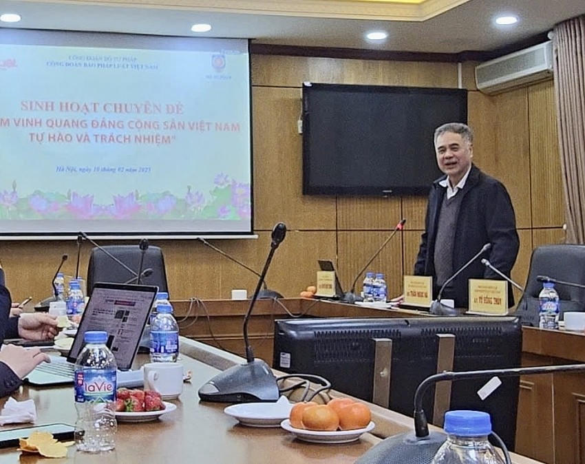 PGS.TS Nguyễn Viết Thông chia sẻ tại buổi Sinh hoạt chuyên đề.