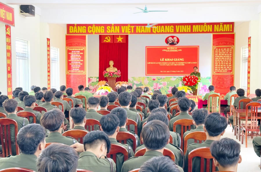 Quang cảnh lễ khai giảng.