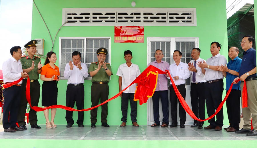 Đại diện lãnh đạo Bộ Công an cùng lãnh đạo tỉnh Cà Mau (trước đây là tỉnh Bạc Liêu) trao nhà tình nghĩa cho gia đình ông Nguyễn Văn Bi.