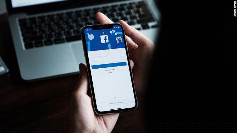 Ngày 4/10 được xem là thời điểm tồi tệ nhất với Facebook trong năm 2021 (Ảnh: CNN).