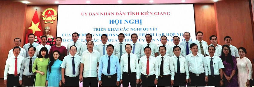 Lãnh đạo tỉnh Kiên Giang chụp ảnh lưu niệm cùng cán bộ được điều động, bổ nhiệm sau thành lập, hợp nhất, tổ chức tại các cơ quan.