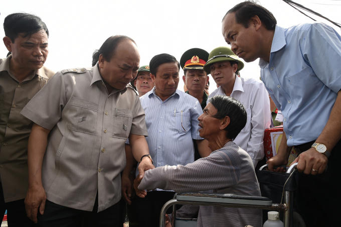 Thủ tướng gặp gỡ người dân gặp khó khăn sau bão.