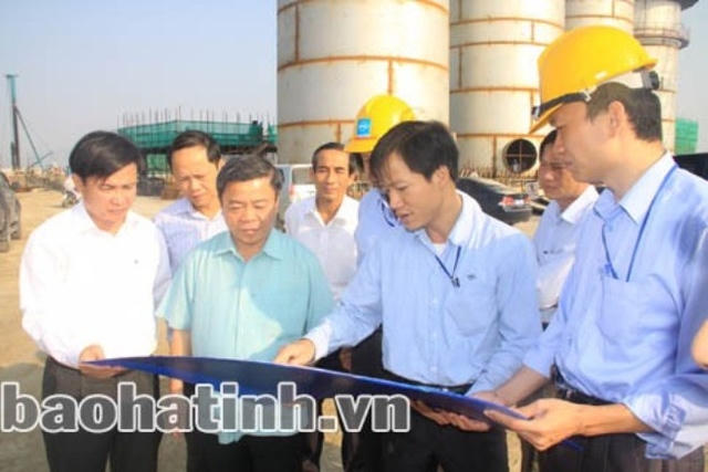 Ông Võ Kim Cự (áo xanh, thứ 2 từ trái sang, hàng trước) khi còn là Chủ tịch UBND tỉnh Hà Tĩnh đang kiểm tra dự án Formosa. Ảnh: Báo Hà Tĩnh.