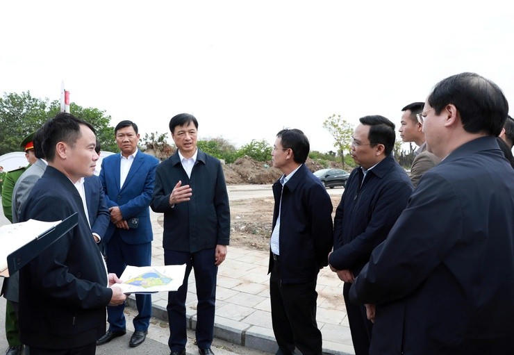 Bí thư Thành ủy Nguyễn Duy Ngọc và đoàn kiểm tra tại Công viên Chu Văn An.