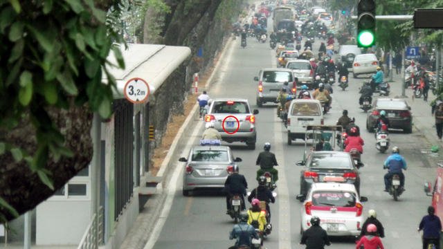 Ở các nút giao, nhà chờ đều có lắp hệ thống camera giám sát, Cảnh sát giao thông Hà Nội sẽ căn cứ hình ảnh ghi lại để “phạt nguội”.