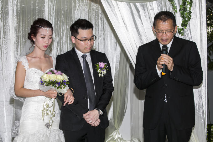 Đám cưới bắt đầu với vị linh mục đọc kinh, cầu nguyện hạnh phúc cho cặp uyên ương.