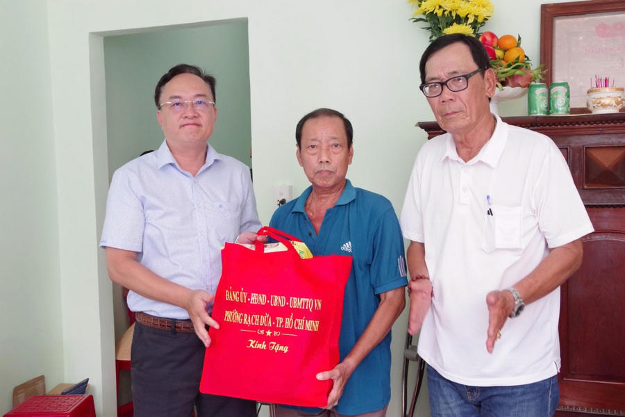 Lãnh đạo phường Rạch Dừa trao tặng quà cho ông Trần Văn Hùng