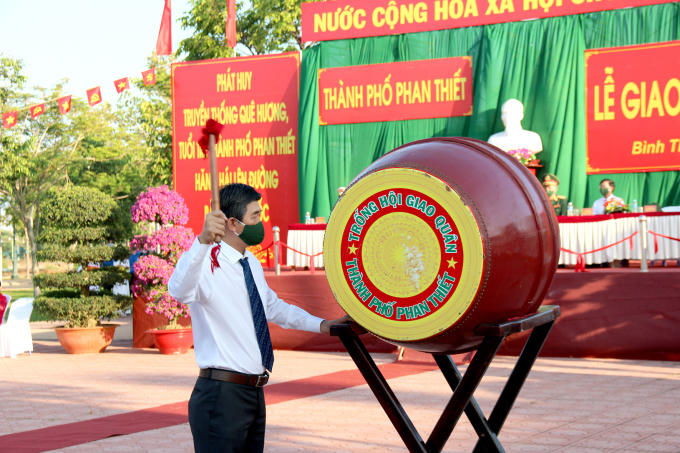 Đánh trống hội ra quân động viên các thanh niên trẻ Bình Thuận thực hiện nghĩa vụ quân sự năm 2022.