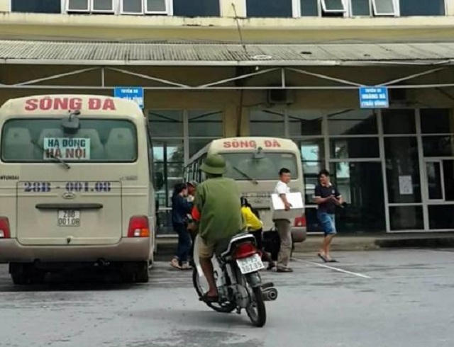 Cứ hễ có xe khách vào bến là nhóm người này lại lập tức phi đến xem có hàng hóa gì không còn thu tiền.
