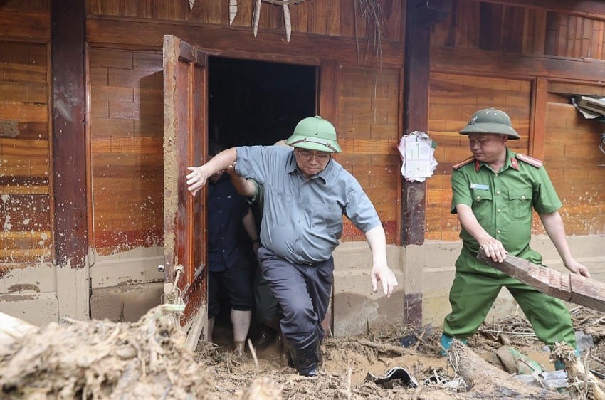 Thủ tướng Phạm Minh Chính tới hiện trường các xã thiệt hại nặng nề do mưa lũ, sạt lở đất tại tỉnh Điện Biên (Ảnh: Đoàn Bắc).