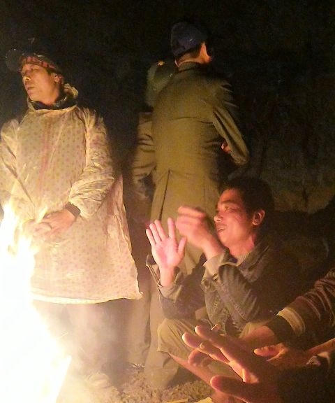 Quá nửa đêm, mưa càng nặng hạt, gió bấc gào rít vần vũ quanh từng mỏm đá. Một đống lửa lớn được đốt lên để giúp sức cho những người tham gia cứu hộ chống lại cái lạnh tái tê.