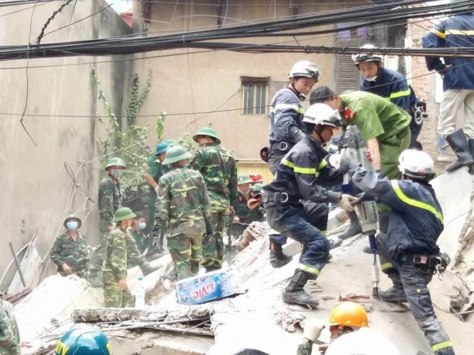 Lực lượng chức năng đã có mặt tại hiện trường tổ chức cứu hộ.