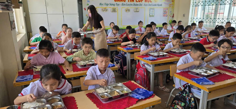 Một bữa ăn bán trú của học sinh trường Tiểu học Cẩm Bình.
