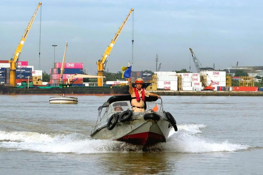 Cao điểm tập trung kiểm soát tại các khu vực cảng, bến thủy và vùng giáp ranh, tiềm ẩn nguy cơ cao xảy ra tai nạn giao thông.