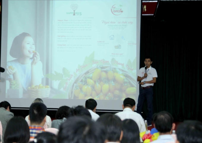 Các tác giả đang trình bày các dự án, năm nay các dự án về thực phẩm an toàn chiếm số lượng lớn.
