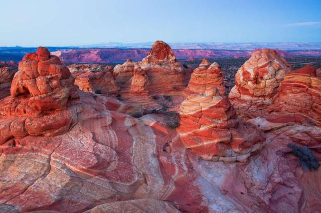 Khu thắng cảnh được chia thành 2 phần: Bắc Coyote Buttes và Nam Coyote Buttes nhưng phía bắc (ảnh) là nơi được yêu thích hơn cả. Khu vực này có độ cong uốn lượn độc đạo, được gọi là