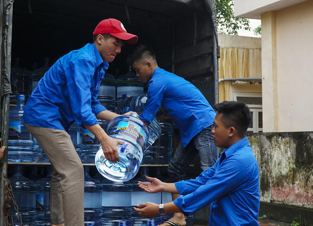 Nước sạch đang là phần quà thiết thực nhất đối với bà con ở thời điểm hiện tại