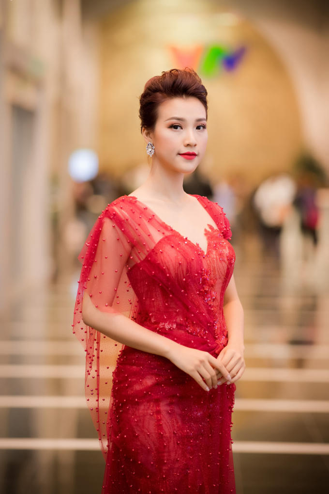 Tái hợp cùng MC Đức Bảo, MC – Á hậu Hoàng Oanh lộng lẫy chào đón năm mới