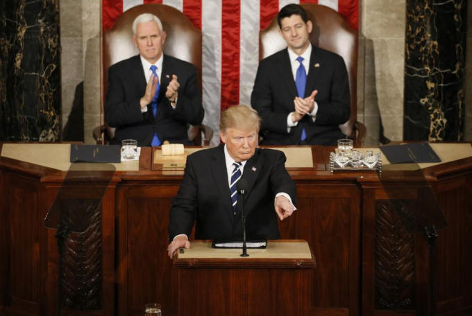 Ngoài vấn đề nhập cư, Tổng thống Trump tiếp tục kêu gọi Quốc hội Mỹ bãi bỏ và thay thế Obamacare. Tuy nhiên, ông Trump không nêu chi tiết về đạo luật mà chính quyền của ông muốn dùng để thay thế cho Obamacare.