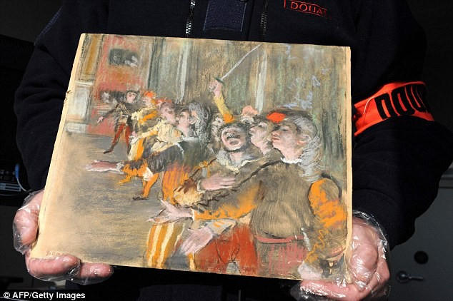 Cận cảnh bức “Les Choristes” (Những ca sĩ của dàn hợp xướng) vừa được tìm thấy một cách tình cờ đến… bất ngờ.